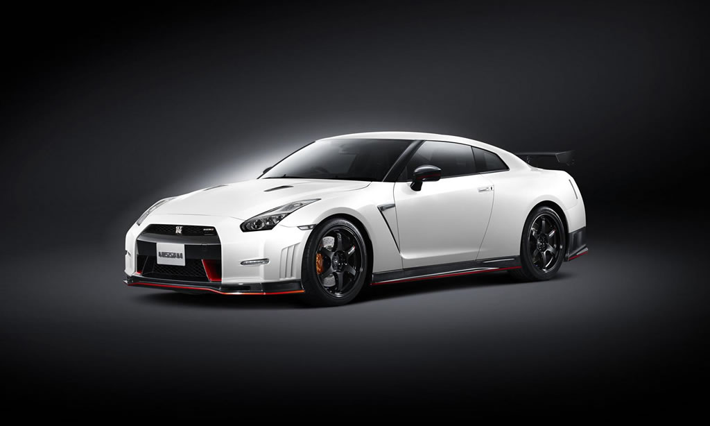 2014 Nissan GT-R Nismo front and side exterior