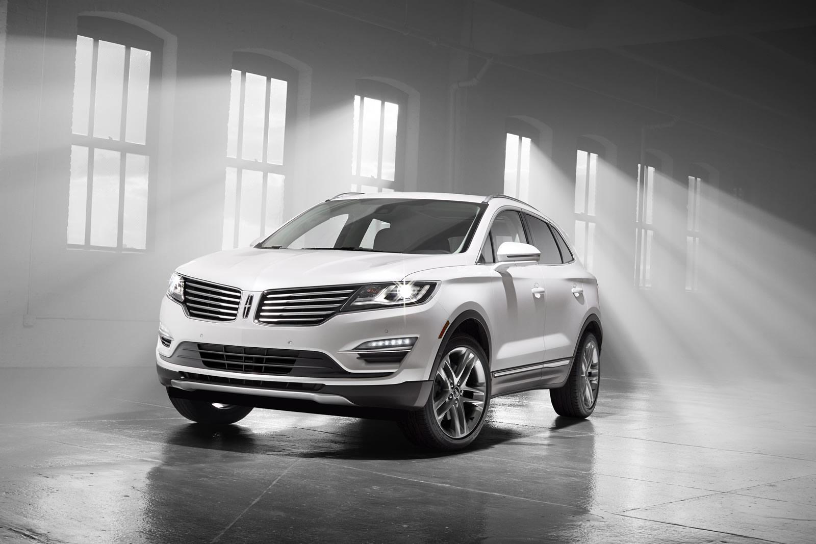 2015 Lincoln MKC Crossover front and side exterior view